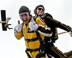 tandem-skydivers-603631_640