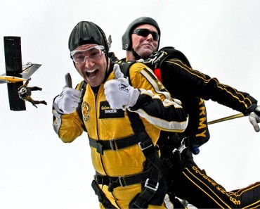 tandem-skydivers-603631_640